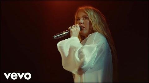 Ellie Goulding to Headline Free Concert at Art Gallery